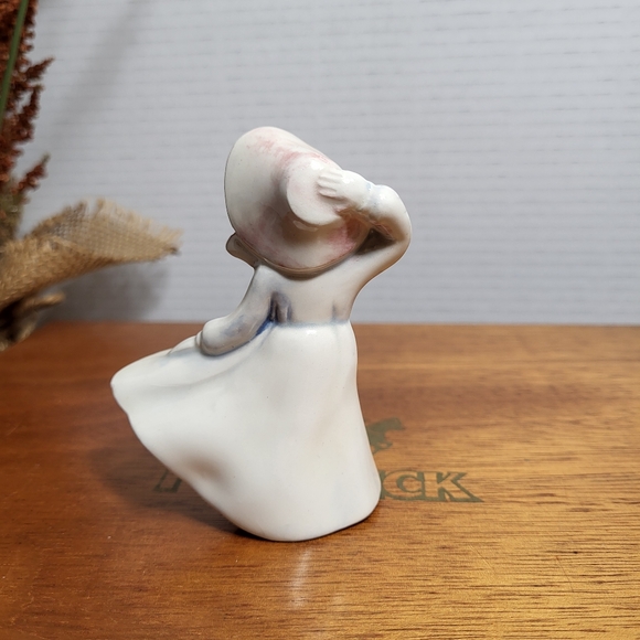 Vintage Ceramic Girl in the Wind Figurine - Picture 5 of 16